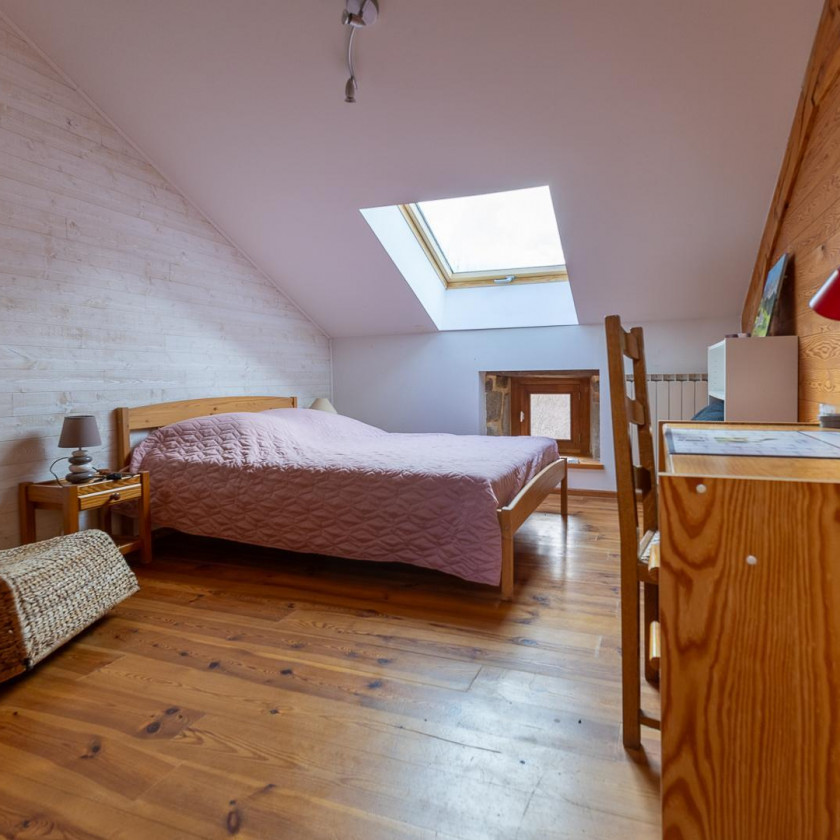 Chambre du Domaine de la Chouette avec lit simple, bureau et fenêtres sous les combles.